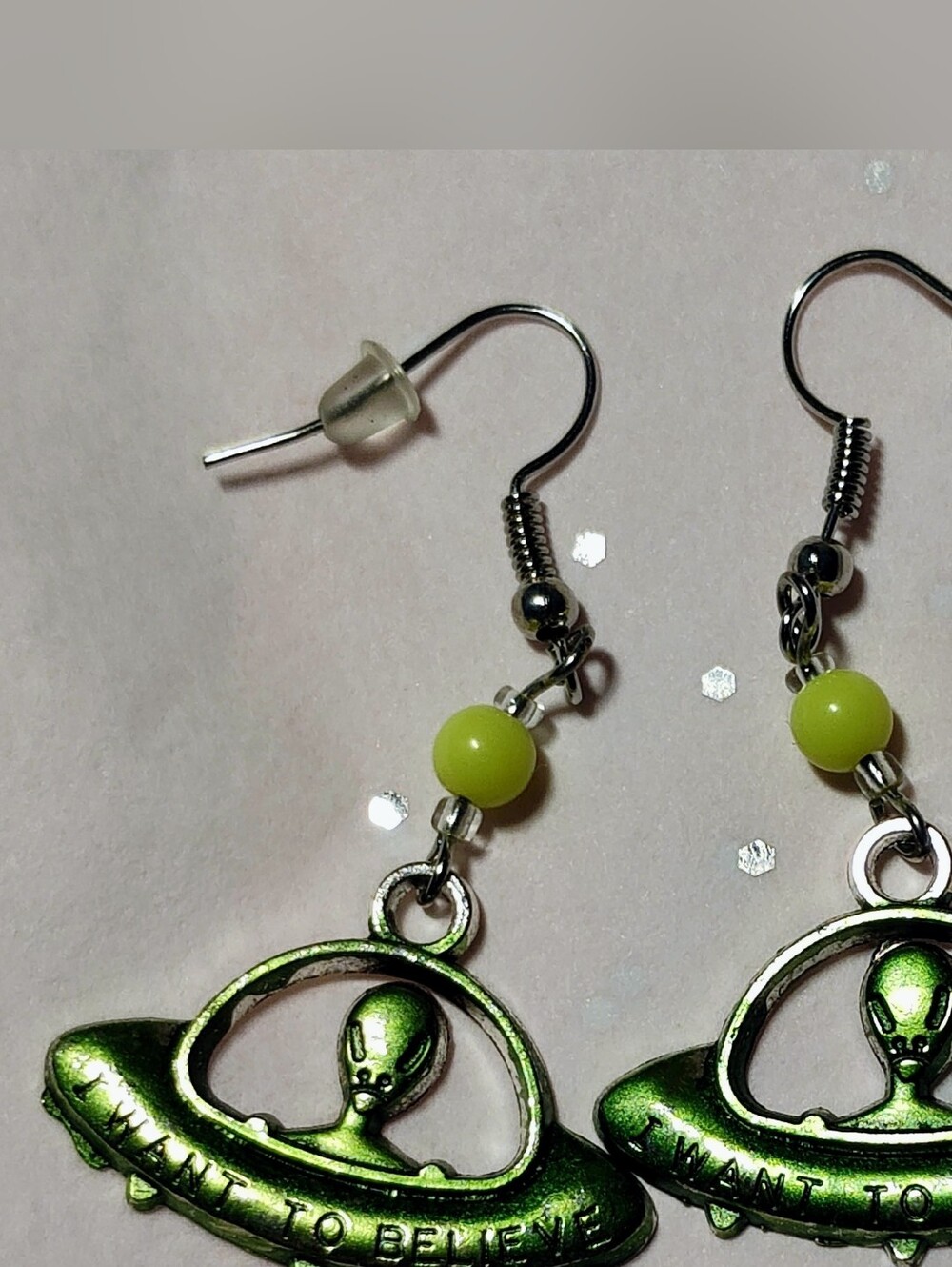 Alien UFO "I Want To Believe" Dangle Earrings in Metallic Green NWOT